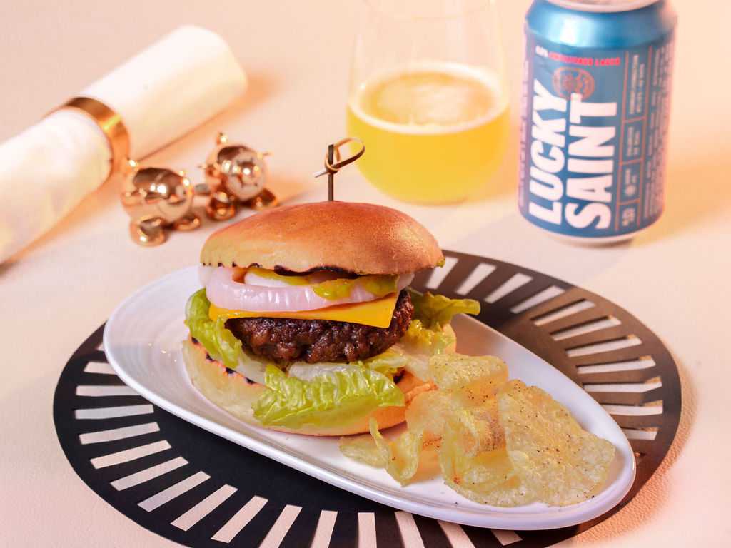Beyond burger® with pickled onions, vegan cheese and vegan mayonnaise with coriander and mango  served with truffle and rosemary crisps (ve)