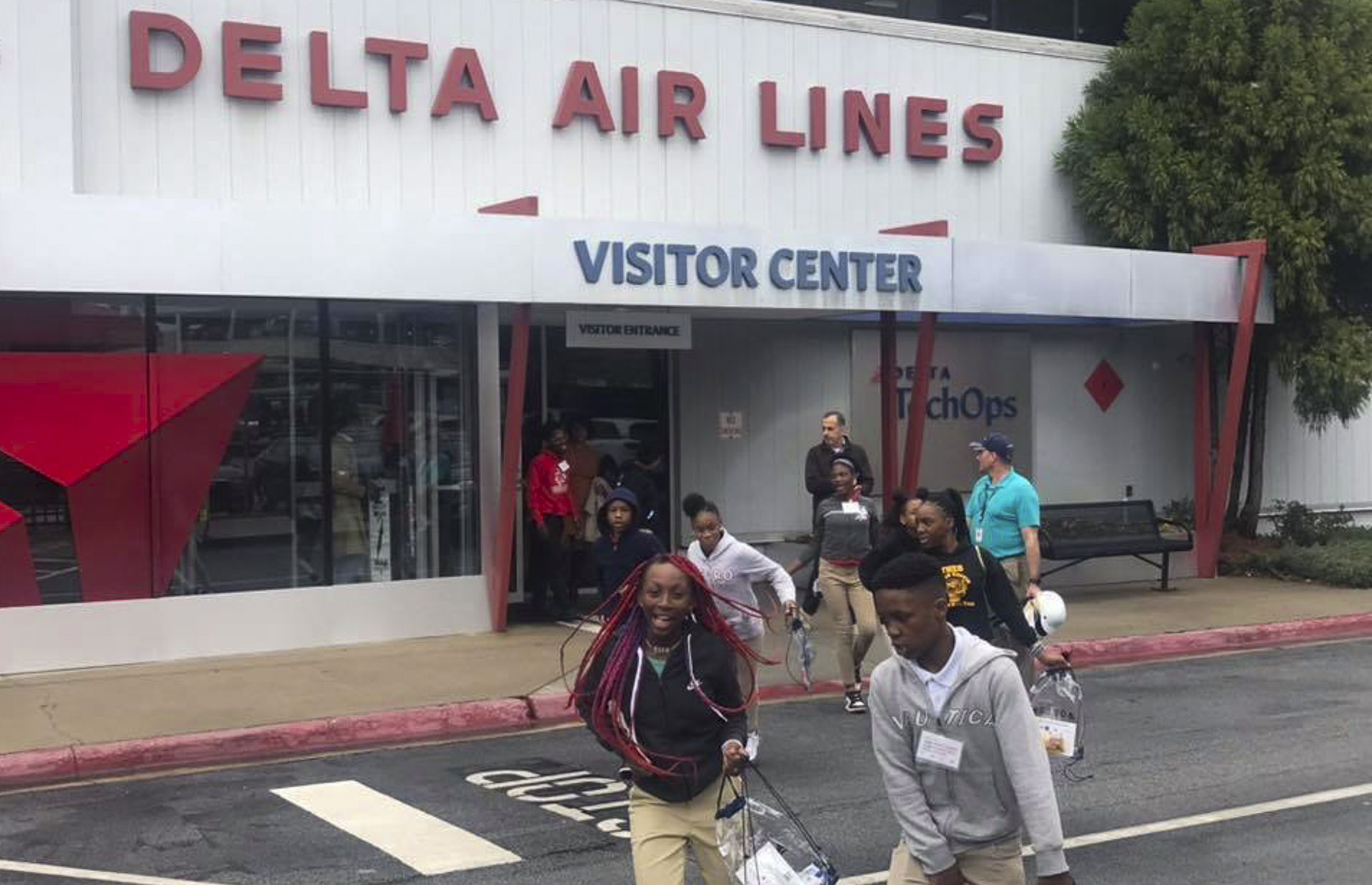 Students from our school in Atlanta visit Delta’s headquarters.